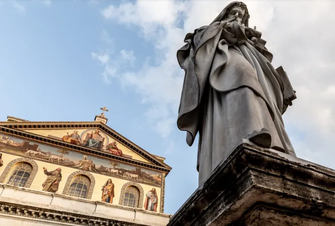 L'esterno della Basilica di San Paolo e la statua dell' Apostolo  |  | Daniel Ibanez/ Aci Group