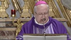 Il vescovo Daniele Libanori mentre celebra al Divino Amore, 26 marzo 2020 / Tv2000