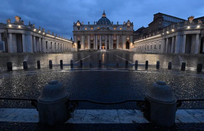 Piazza San Pietro il 27 marzo 2020 sera  |  | Vatican Media 