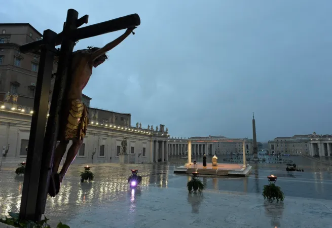 Il Crocefisso di San Marcello in Piazza San Pietro il 27 marzo 2020 |  | Vatican Media