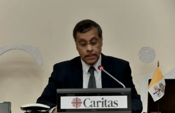 Il segretario generale Aloysius John durante la videoconferenza stampa di presentazione del lavoro di Caritas contro il coronavirus, sede di Caritas Internationalis, 3 aprile 2020 | CI