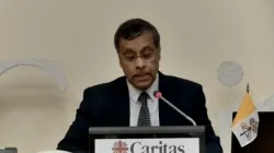 Il segretario generale Aloysius John durante la videoconferenza stampa di presentazione del lavoro di Caritas contro il coronavirus, sede di Caritas Internationalis, 3 aprile 2020 / CI