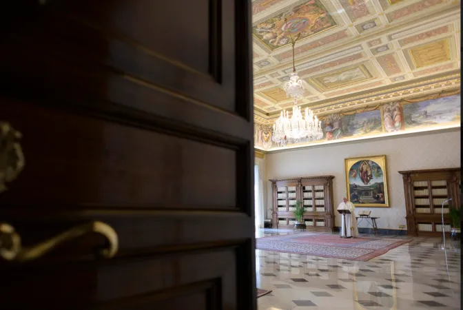 Papa Francesco guida il Regina Coeli nella Biblioteca del Palazzo Apostolico  |  | Vatican Media
