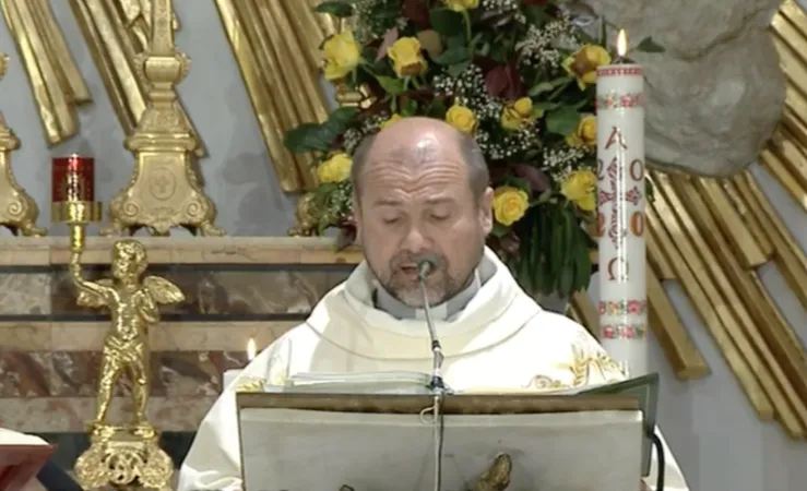 Don Benoni Ambarus durante la Messa al Divino Amore, 1 maggio 2020 | Tv2000