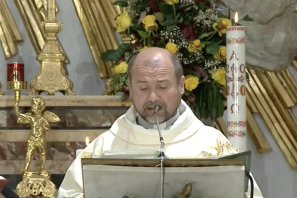 Don Benoni Ambarus durante la Messa al Divino Amore, 1 maggio 2020 / Tv2000