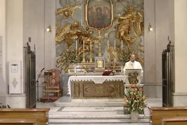 Padre Giuseppe Midili durante la Messa al Divino Amore del 6 maggio 2020 / Tv2000