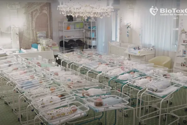Il video della Biotexcom che mostra i bambini figli di maternità surrogata nell'Hotel Venezia a Kiev / YouTube