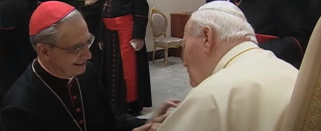 Cardinale Backis e San Giovanni Paolo II | Il cardinale Backis, appena ricevuta la berretta rossa, saluta San Giovanni Paolo II, concistoro del 21 febbraio 2001 | Youtube