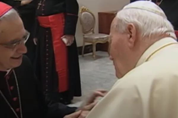 Il cardinale Backis, appena ricevuta la berretta rossa, saluta San Giovanni Paolo II, concistoro del 21 febbraio 2001 / Youtube
