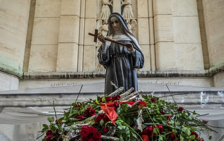 La statua di Santa Rita davanti al Santuario di Cascia  |  | Santuario di Cascia
