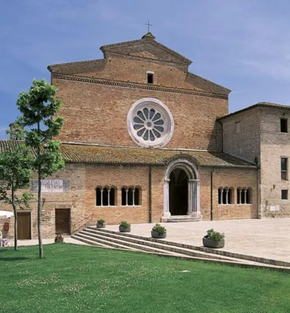 La chiesa della Abbazia di Fiastra  |  | www.abbadiafiastra.net
