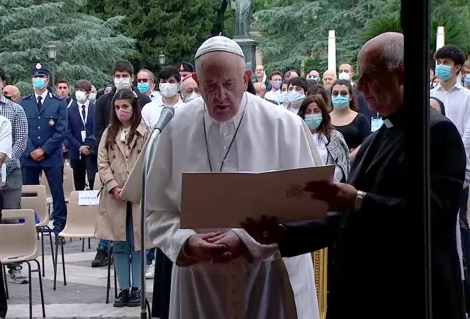Papa Francesco guida il Rosario alla Grotta di Lourdes in Vaticano  |  | Vatican Media 