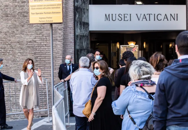 Il direttore Barbara Jatta accoglie i primi visitatori dei Musei Vaticani il 1 giugno |  | Daniel Ibanez/ Aci Group
