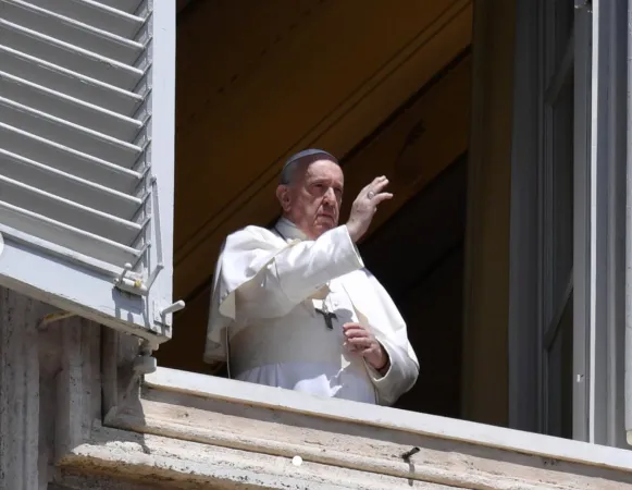Papa Francesco nella benedizione al termine di un Angelus | Vatican Media 
