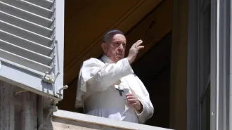 Papa Francesco all’Angelus: “L’Eucarestia fa la Chiesa”. Appello per la Libia