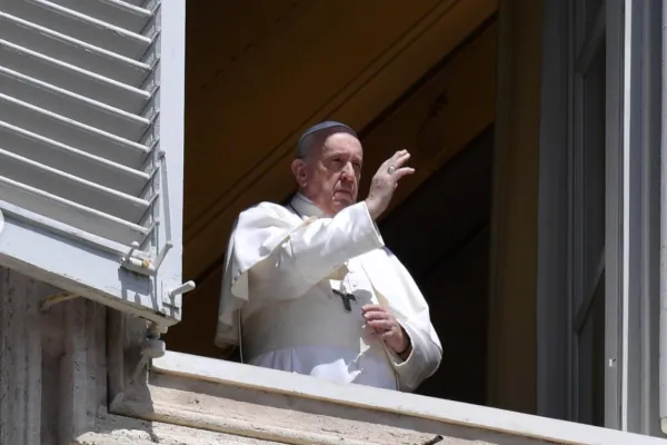 Papa Francesco nella benedizione al termine di un Angelus / Vatican Media 