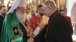 Il Patriarca Neofit e il vescovo Proykov si incontrano nella chiesa paleocristiana di Santa Sofia, dove sono state poste le reliquie di San Clemente e San Potito / Flickr - metropolia di Sofia
