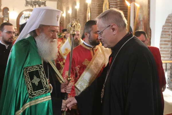 Il Patriarca Neofit e il vescovo Proykov si incontrano nella chiesa paleocristiana di Santa Sofia, dove sono state poste le reliquie di San Clemente e San Potito / Flickr - metropolia di Sofia