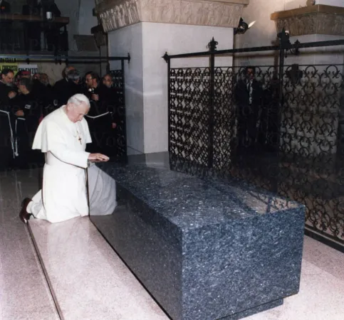 Giovanni Paolo II sulla tomba di Padre Pio nel 1987 |  | Teleradiopadrepio.it