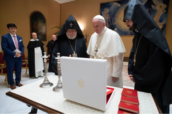 Papa Francesco e il Catholicos Karekin II al termine del loro incontro del 24 ottobre 2018 / Vatican Media / ACI Group