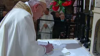 Papa Francesco firma " Fratelli tutti" sulla tomba di San Francesco 