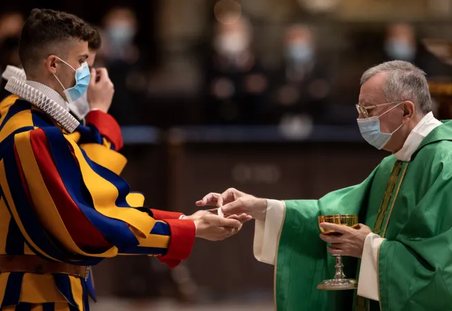 Il cardinale Parolin distribuisce la Eucarestia alle Guardie nel giorno del Giuramento  |  | Daniel Ibanez / Aci Group