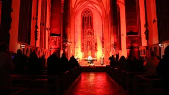 Germania, chiesa di Neumarkt si illumina di rosso per ricordare i cristiani perseguitati
