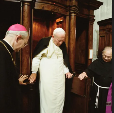 Giovanni Paolo II in confessionale  |  | Vatican Media 