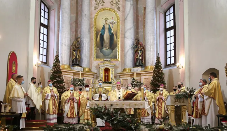 L'arcivescovo Kondrusiewicz celebra la Messa il 3 gennaio, giorno del compleanno, con quasi tutti i vescovi bielorussi presenti | Catholic.by