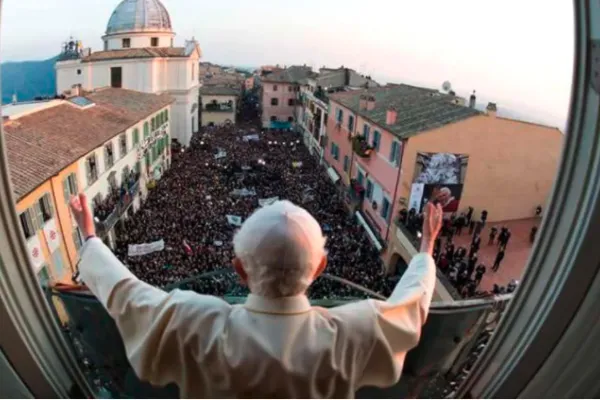 Benedetto XVI saluta i fedeli a Castel Gandolfo il 28 febbraio 2013. / Vatican Media