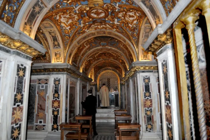 La Cappella Clementina nelle Grotte Vaticane, dietro la grata c'è la tomba di San Pietro  |  | Parrocchia di Sant' Anna in Vaticano