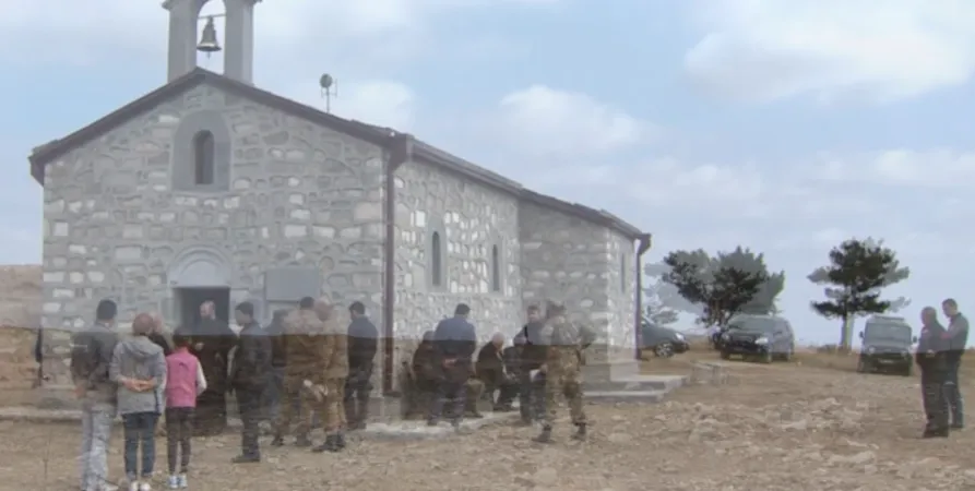Un fotogramma che mostra una chiesa scomparsa in Nagorno Karabakh | BBC / YouTube