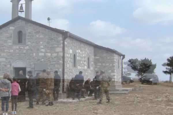 Un fotogramma che mostra una chiesa scomparsa in Nagorno Karabakh / BBC / YouTube