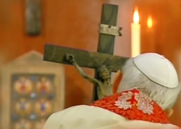 Giovanni Paolo II e la croce di Stanisław Trafalski |  | TV Trwam/Radio Maryja