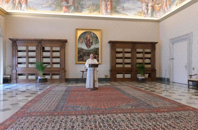 Papa Francesco guida il Regina Coeli nella Biblioteca del Palazzo Apostolico  |  | Vatican Media 
