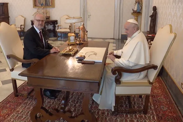 Papa Francesco e il presidente Levits, Palazzo Apostolico Vaticano, 10 maggio 2021 / Vatican Media / ACI Group