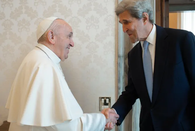 Papa Francesco e John Forbes Kerry  |  | Vatican Media 