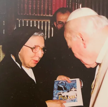 Suor Margherita Marchione porta un suo libro a Giovanni Paolo II |  | LEV