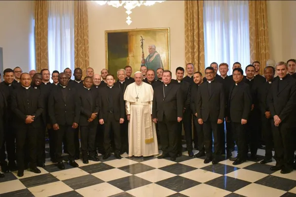 Papa Francesco posa con gli alunni della Pontificia Accademia Ecclesiastica / Osservatore Romano