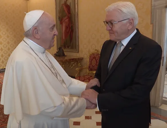 Papa Francesco saluta il presidente di Germania nella Sala del Tronetto | Vatican Media / ACI Group
