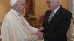 Papa Francesco saluta il presidente di Germania nella Sala del Tronetto / Vatican Media / ACI Group
