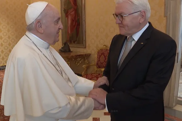 Papa Francesco saluta il presidente di Germania nella Sala del Tronetto / Vatican Media / ACI Group