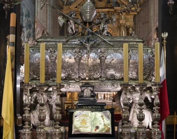 La tomba di san Stanislao e le reliquie di San Giovanni Paolo II nella cattedrale di Cracovia  |  | krakow.travel