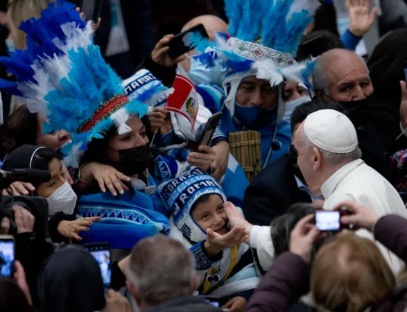 Papa Francesco con la delegazione del Perù |  | Daniel Ibanez / EWTN