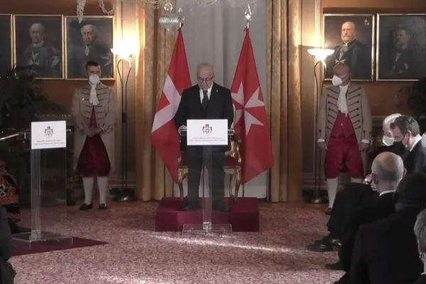 Il Luogotenente Fra' Marco Luzzago pronuncia il discorso al Corpo Diplomatico accreditato presso l'Ordine di Malta nella Villa Magistrale / Youtube Ordine di Malta