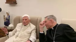 Benedetto XVI con il suo segretario, l'arcivescovo Gaenswein / Fondazione Ratzinger