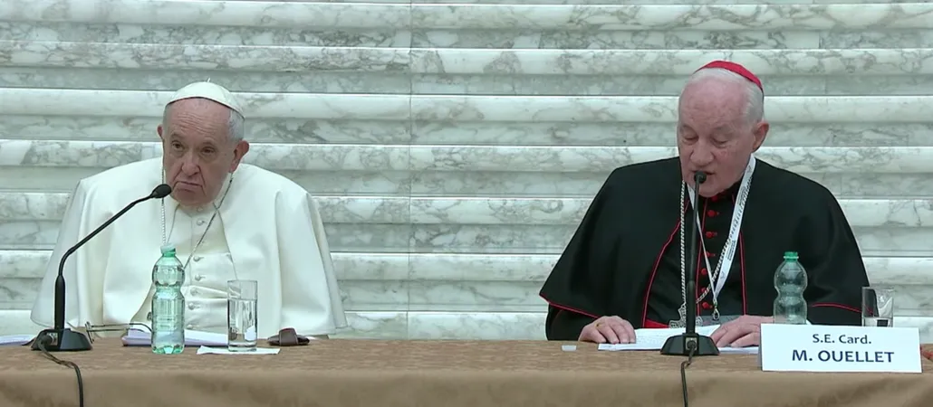 Papa Francesco e il Cardinale Ouellet, prefetto della Congregazione dei Vescovi, all'apertura del Simposio sul sacerdozio | Vatican News / You Tube