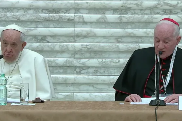 Papa Francesco e il Cardinale Ouellet, prefetto della Congregazione dei Vescovi, all'apertura del Simposio sul sacerdozio / Vatican News / You Tube