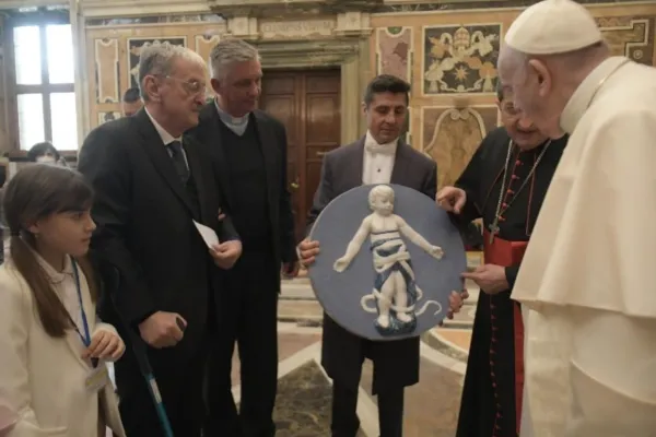 Papa Francesco incontra gli operatori del Progetto Agata Smeralda, Palazzo Apostolico Vaticano, 5 marzo 2022 / Vatican Media 