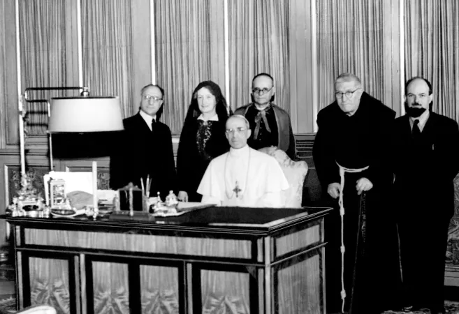 Armida Barelli con Pio XII e la Giunta direttiva dell' UC, aprile 1947 |  | Azione Cattolica